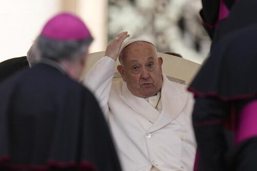 Papa Francesco, il monito sulla famiglia non vale tra i dipendenti vaticani: allo Ior chi sposa va via