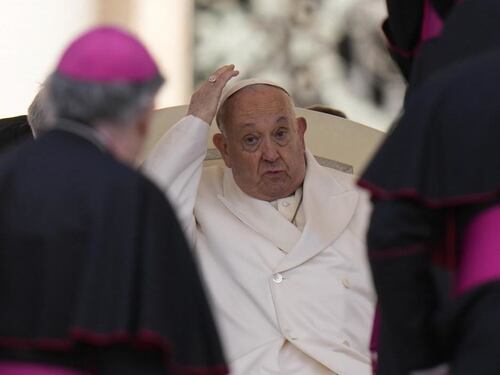 Papa Francesco, il monito sulla famiglia non vale tra i dipendenti vaticani: allo Ior chi sposa va via