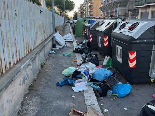 Centocelle, quello slalom tra materassi e rifiuti #lafotodeilettori