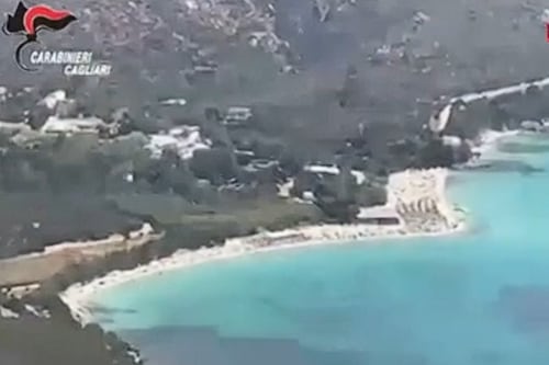 Sardegna, 18enne sul Sup travolta da una barca di migranti. Arrestato lo scafista