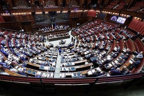 Caso Delmastro, le chat negate ai pm infiammano le Camere. La gazzara del M5S
