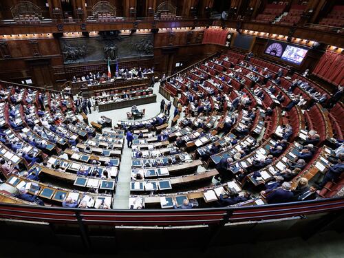 Caso Delmastro, le chat negate ai pm infiammano le Camere. La gazzara del M5S