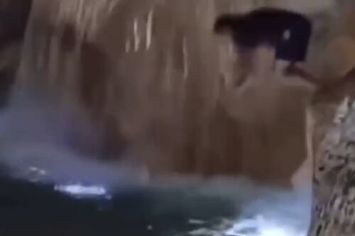 Fontana di Trevi, l'ultimo sfregio: uomo si arrampica e poi si tuffa nell'acqua