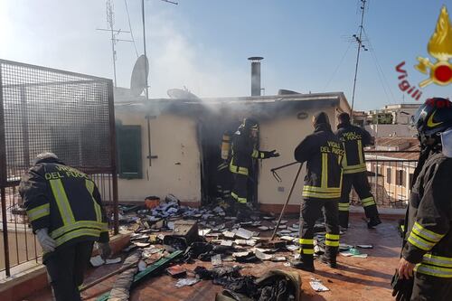 Fiamme nel palazzo dell'Ordine dei giornalisti: va a fuoco un appartamento privato