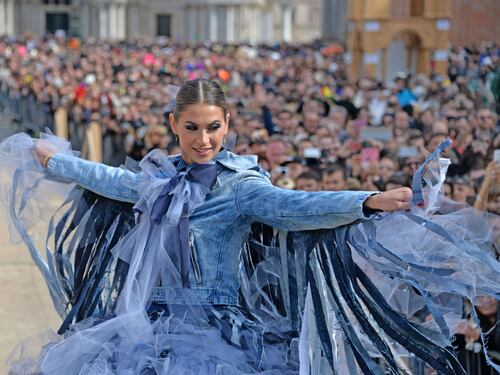 Carnevale, in cinquantamila a Venezia per vedere il volo dell'aquila di Melissa Satta