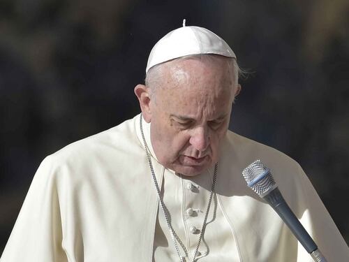 L’anatema di Francesco: in chiesa basta ai prezzari dei sacramenti