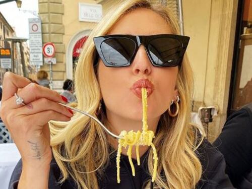 Chiara Ferragni mangia la carbonara. Ma il dettaglio non passa inosservato