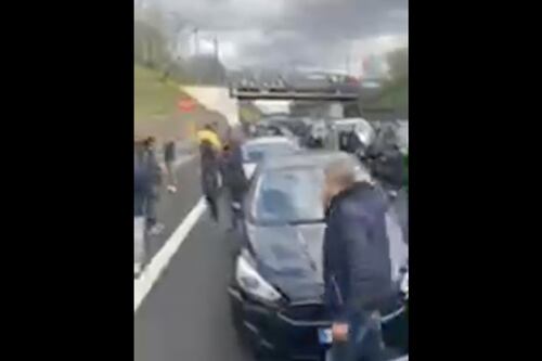 I ristoratori disperati ora bloccano l'autostrada A1 a Orte: "Noi dormiamo qua!