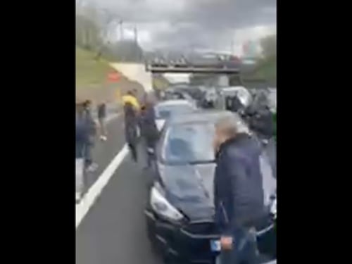 I ristoratori disperati ora bloccano l'autostrada A1 a Orte: "Noi dormiamo qua!