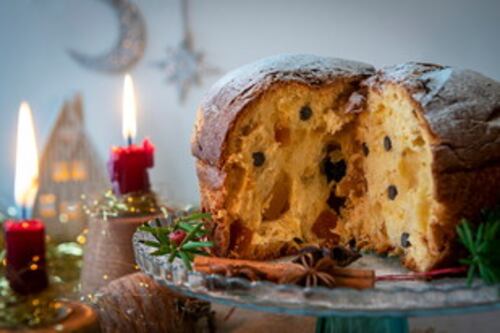 Mangia il panettone e muore soffocato a Natale davanti alla famiglia