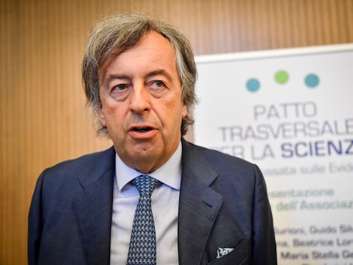 Morti Covid, Burioni lancia l'allarme e l'esperto mondiale risponde: cosa non torna in Italia