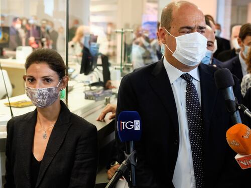 Nessuna corona di fiori. Raggi e Zingaretti si dimenticano delle Foibe