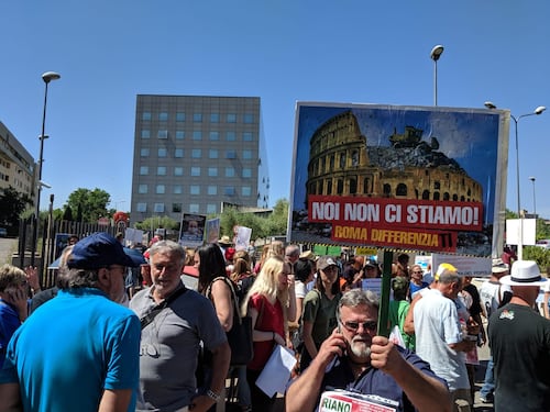 Riano in rivolta: "No alla discarica a Pian dell'Olmo neanche temporanea"