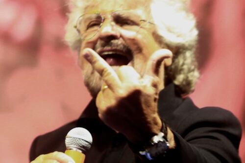 M5S dal vaffa alla piazza di governo. Grillo: "L'euro? Tutti hanno un piano B"