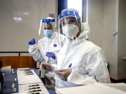 Covid, i contagi risalgono: impennata di casi, aumentano di oltre il 60%. L'estate col virus