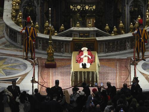 Dove verrà seppellito Papa Ratzinger: per Benedetto XVI la tomba di Wojtyla