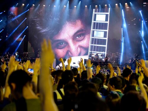 Pino Daniele, i big fanno flop: Jovanotti delude, fischi per Brignano