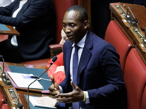 Migranti, la lamentela della moglie di Soumahoro sull’arresto: “Non me ne capacito”