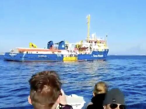 Blitz a bordo della Sea Watch: "Adesso li facciamo sbarcare tutti"