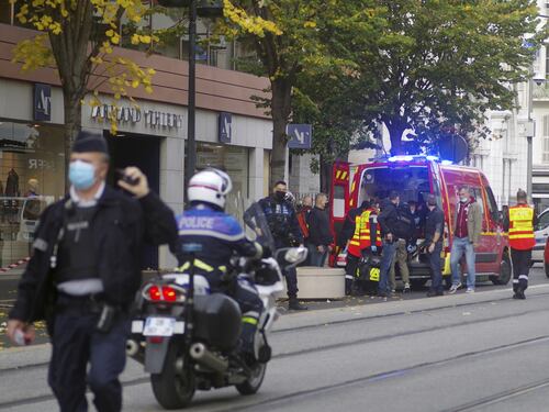 Terrore anche ad Avignone: assale i poliziotti che lo uccidono, inneggiava ad Allah