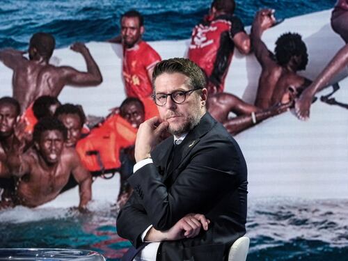 Decreto migranti oggi, stretta sui permessi di soggiorno e stop protezione speciale
