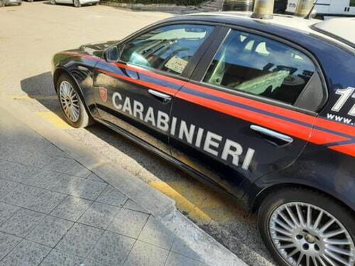 Colpito da un proiettile vagante mentre passeggia con la fidanzata