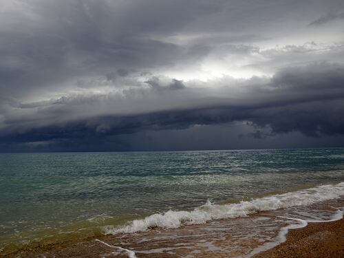 Spiagge distrutte e turisti in fuga, devastata la costa adriatica