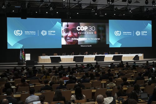 Cop29, accordo sul cambiamento climatico: 300 miliardi annui ai paesi poveri. “Deludente”