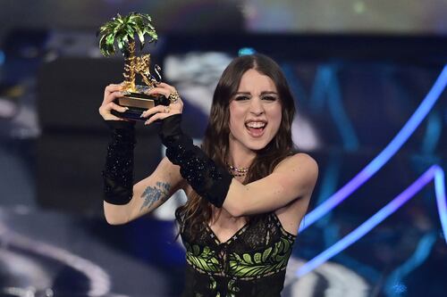 Sanremo 2024, la vincitrice è Angelina Mango. Geolier secondo e Annalisa terza