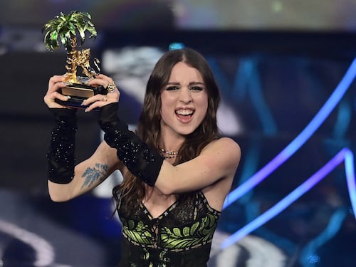 Sanremo 2024, la vincitrice è Angelina Mango. Geolier secondo e Annalisa terza