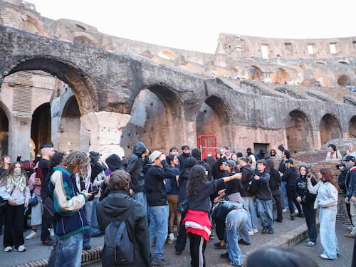 Roma, l’assedio al Colosseo, il corteo abusivo e gli scontri a Termini