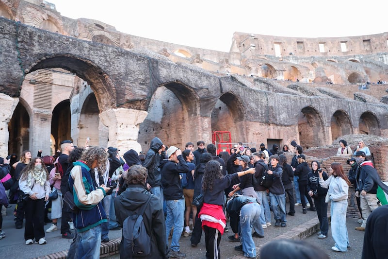 Roma, l’assedio al Colosseo, il corteo abusivo e gli scontri a Termini