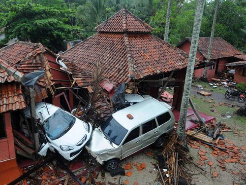 Tsunami devasta l'Indonesia: oltre 200 morti