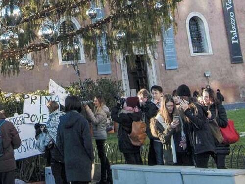 Biglietti d'addio per l'albero. Meglio Spelacchio della Befana