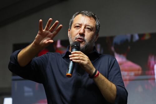 Salvini a sorpresa a Pontida pungola gli alleati. Vannacci: "Noi eredi di Kirk"