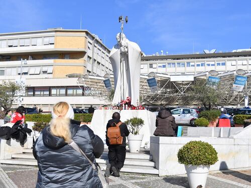 Papa Francesco, l'ultimo bollettino: "Lieve insufficienza renale", le condizioni restano critiche