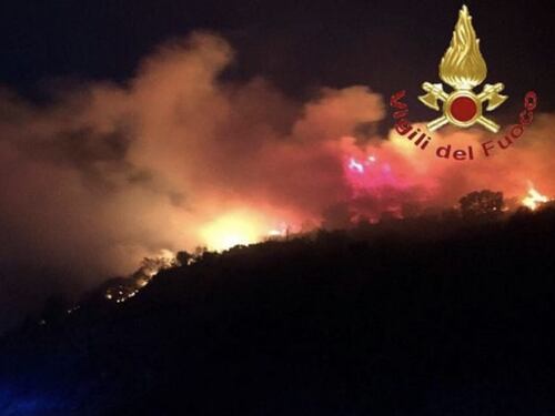 Sardegna, notte di inferno a Budoni. Cento ettari in fiamme, turisti evacuati