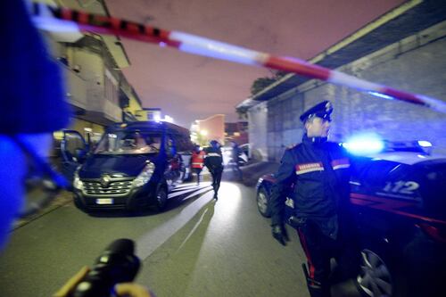 Napoli, spari in aria da una moto: 12enne colpito a una gamba