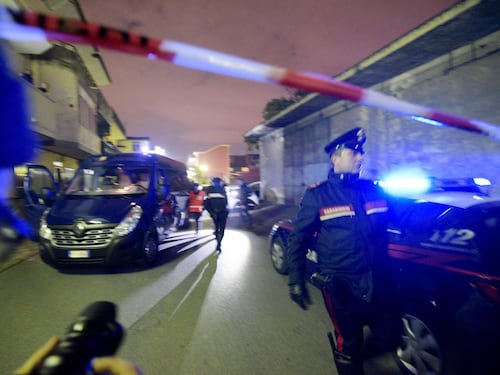 Napoli, spari in aria da una moto: 12enne colpito a una gamba