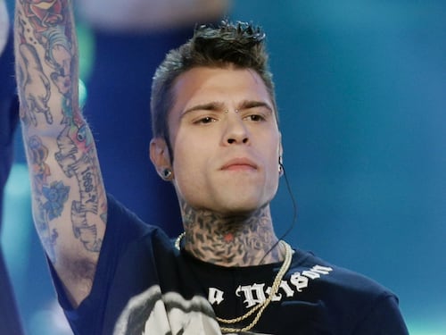 Quando Fedez era anti-gay, così Sgarbi attacca il testo del rapper