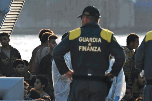 Flussi migratori, l'Italia detta la linea. Ok Ue sui rimpatri veloci. Il Pd frigna: "Come l'Ice"