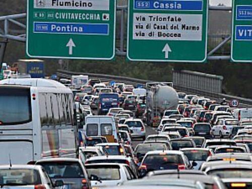 Laurentina-Appia, auto in fiamme sul Gra: 10 chilometri di coda
