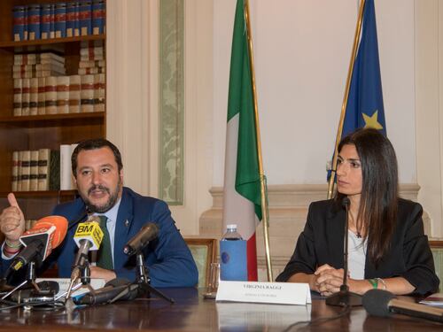 Salvini contro la Raggi: "Buche e rifiuti, a Roma si può fare di più"