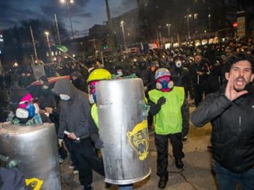 Milano, i "terroristi olimpici" attaccano la polizia: almeno sei fermati