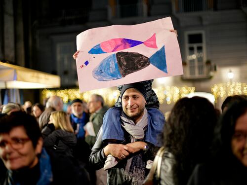CasaPound in piazza con le Sardine. E sul web scoppia la rivolta