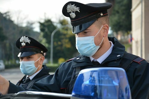 Botte all'uscita da scuola: 6 minori indagati. Costringono un coetaneo a drogarsi e a inginocchiarsi davanti a loro