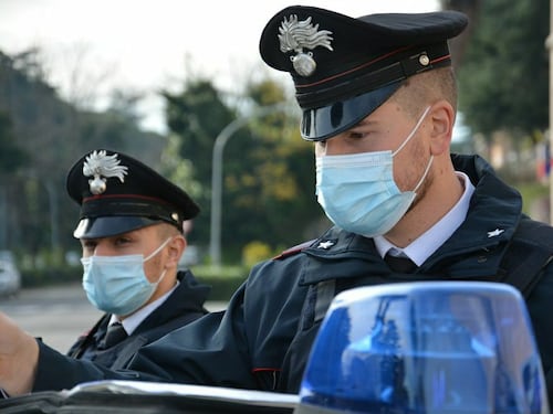 Botte all'uscita da scuola: 6 minori indagati. Costringono un coetaneo a drogarsi e a inginocchiarsi davanti a loro