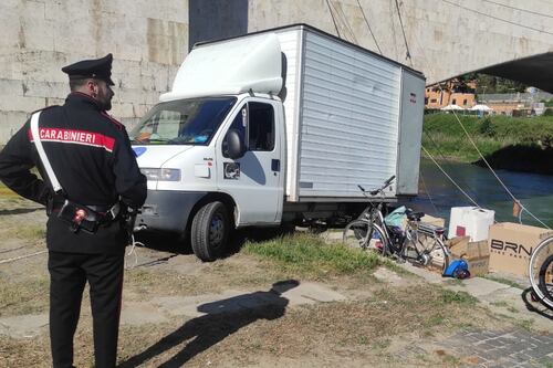 Roma, furgone raccoglie biciclette sul Tevere. Poi resta in bilico sull'argine