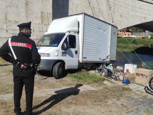 Roma, furgone raccoglie biciclette sul Tevere. Poi resta in bilico sull'argine
