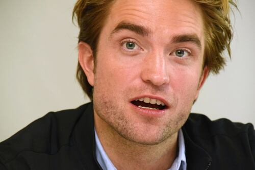 Robert Pattinson positivo al coronavirus. Batman sospeso